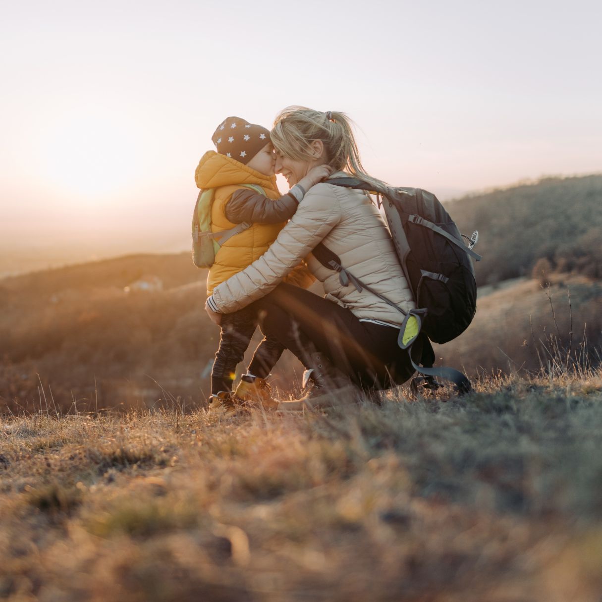 photo dans la nature d'une maman et son fils