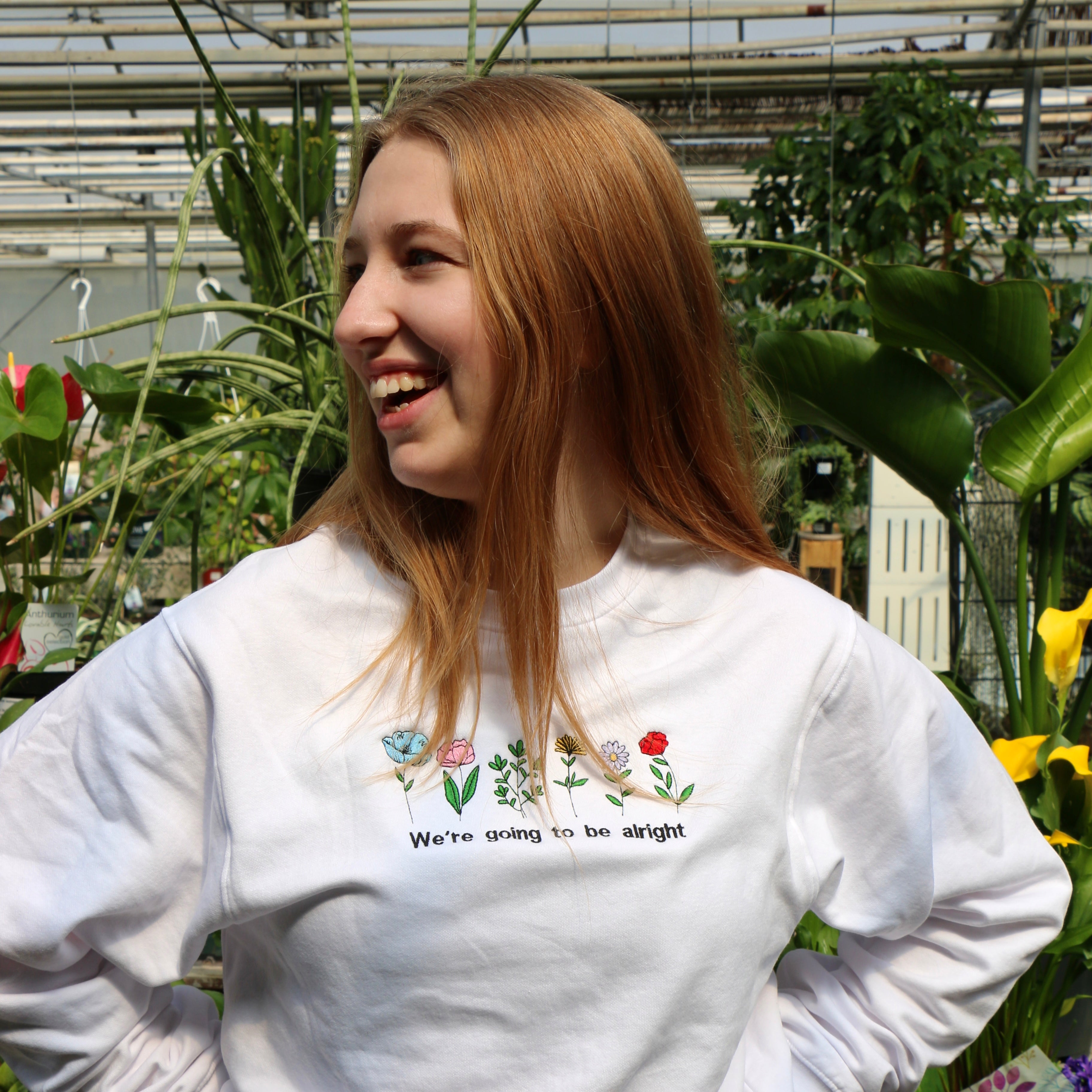 photo lifestyle d'une jeune femme blonde portant un coton ouaté à col rond blanc avec des petites fleurs brodées