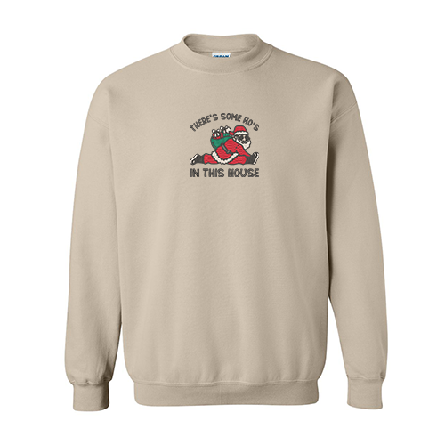 crewneck beige ho's in this house brodé avec père noel faisant la split