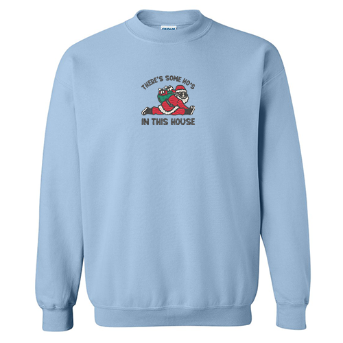crewneck bleu pâle ho's in this house brodé avec père noel faisant la split