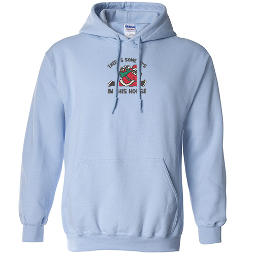 hoodie bleu pâle avec pere noel faisant une split le grand écart avec sac de jouet