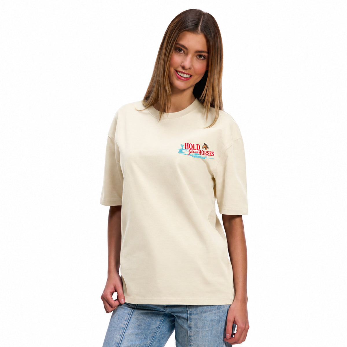 photo lifestyle d'une femme auz cheveux plats portant un t-shirt crème avec une impression western au coeur