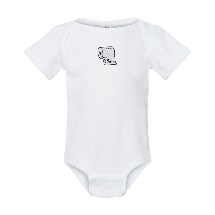 cache-couche blanc avec une broderie d'un rouleau de papier de toilette inscrit shit happens dessus
