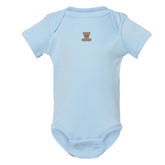cache-couche bleu pâle brodé avec un petit ourson au centre