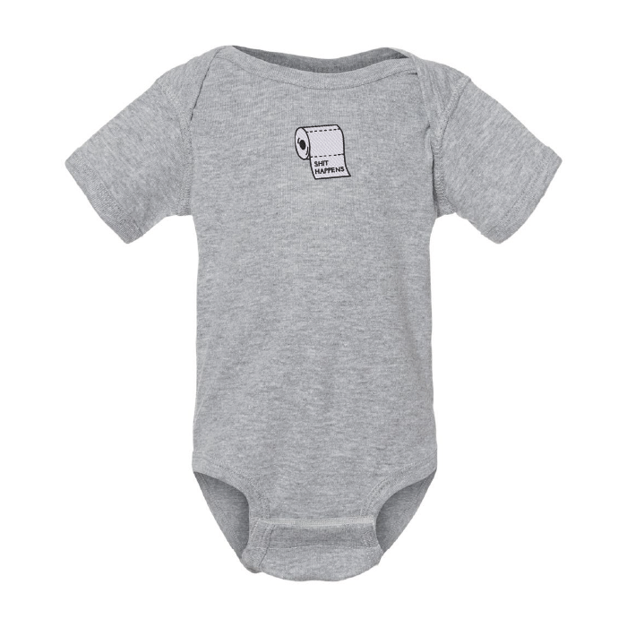 cache-couche gris pale avec une broderie d'un rouleau de papier de toilette inscrit shit happens dessus