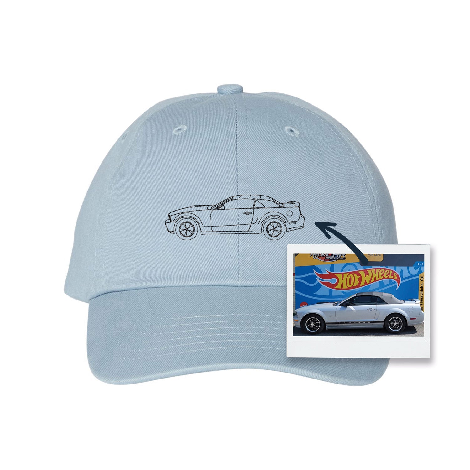 casquette dad hat bleu  pâle avec broderie noire d'une silhouette de voiture créée à partir d'une photo