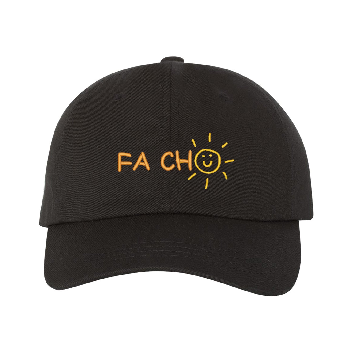Casquette noir brodée "Fa cho". La broderie se trouve centrée sur la casquette à l'avant. Les lettres "FA CH" sont brodés de couleur orange pâle et le "O" est un soleil avec un bonhomme sourire de couleur jaune. Collection d'expressions québécoises du 29 juin 2025.