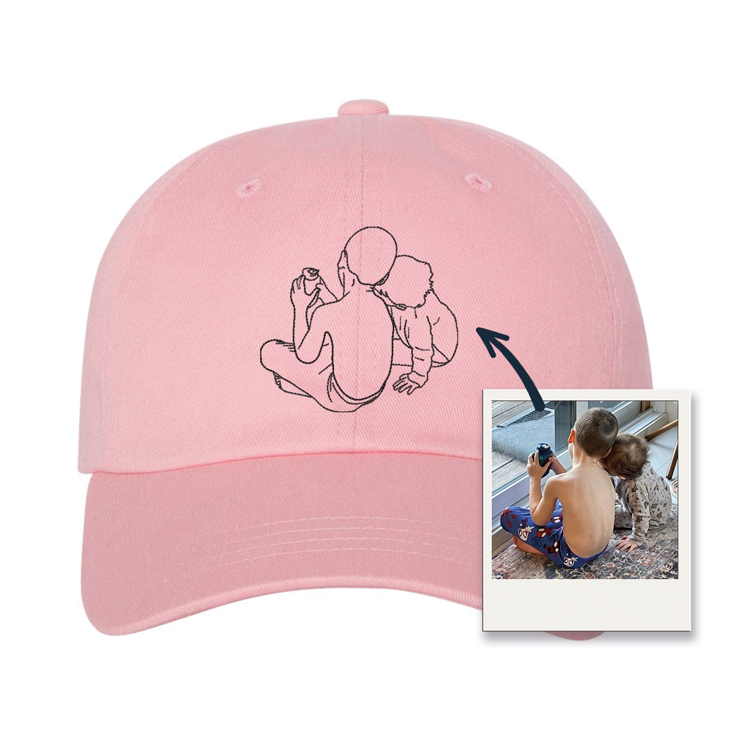 casquette dad hat rose pâle avec broderie noire d'une silhouette d'enfants créée à partir d'une photo