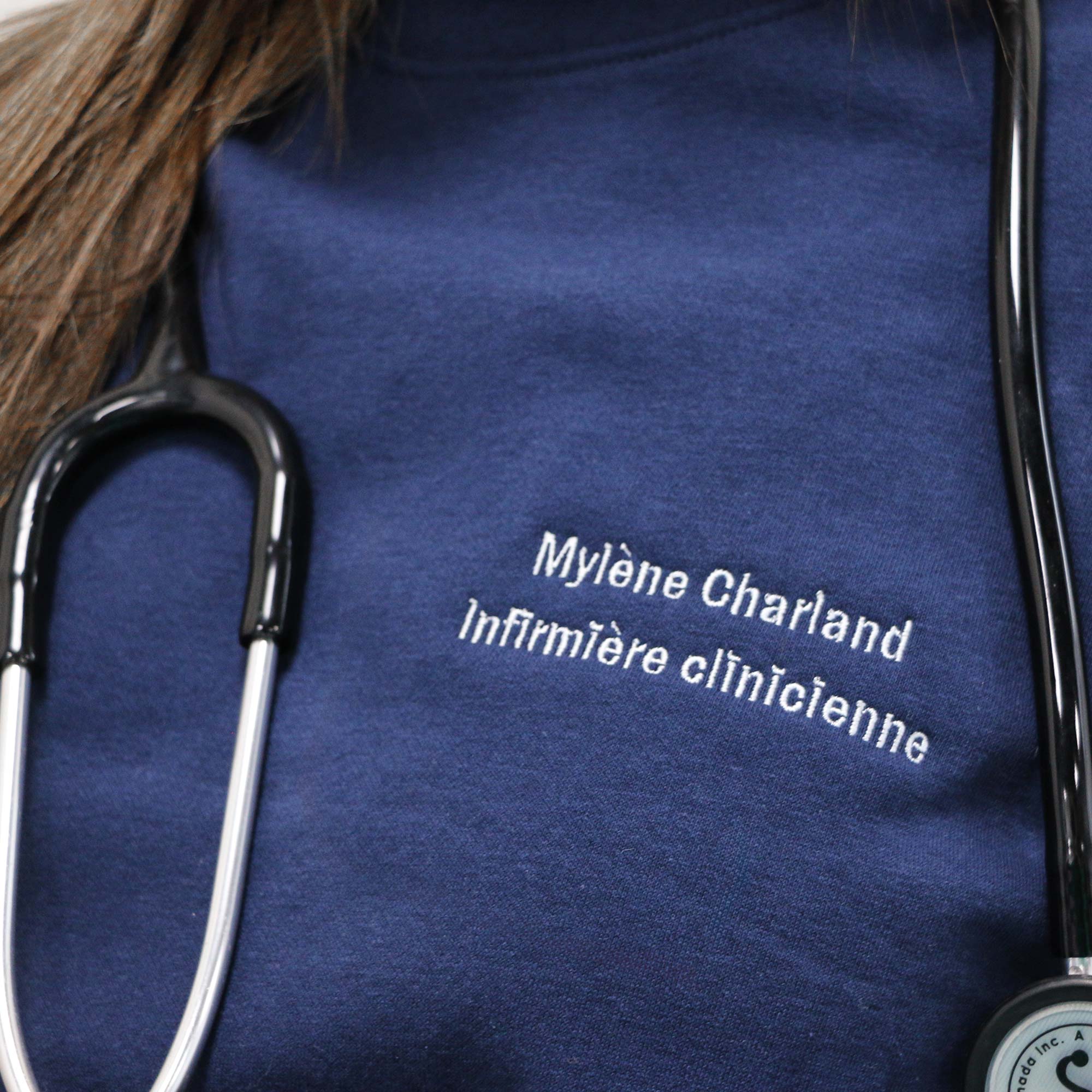 photo plan rapproché d'une broderie sur un crewneck
