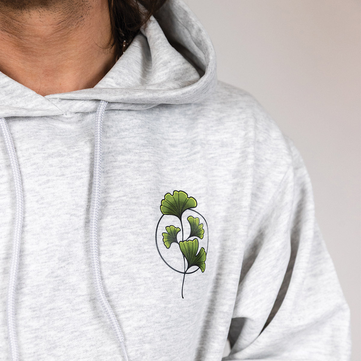 plan rapproché d'un hoodie gris cendré dessiné à la main par une artiste tatoueuse