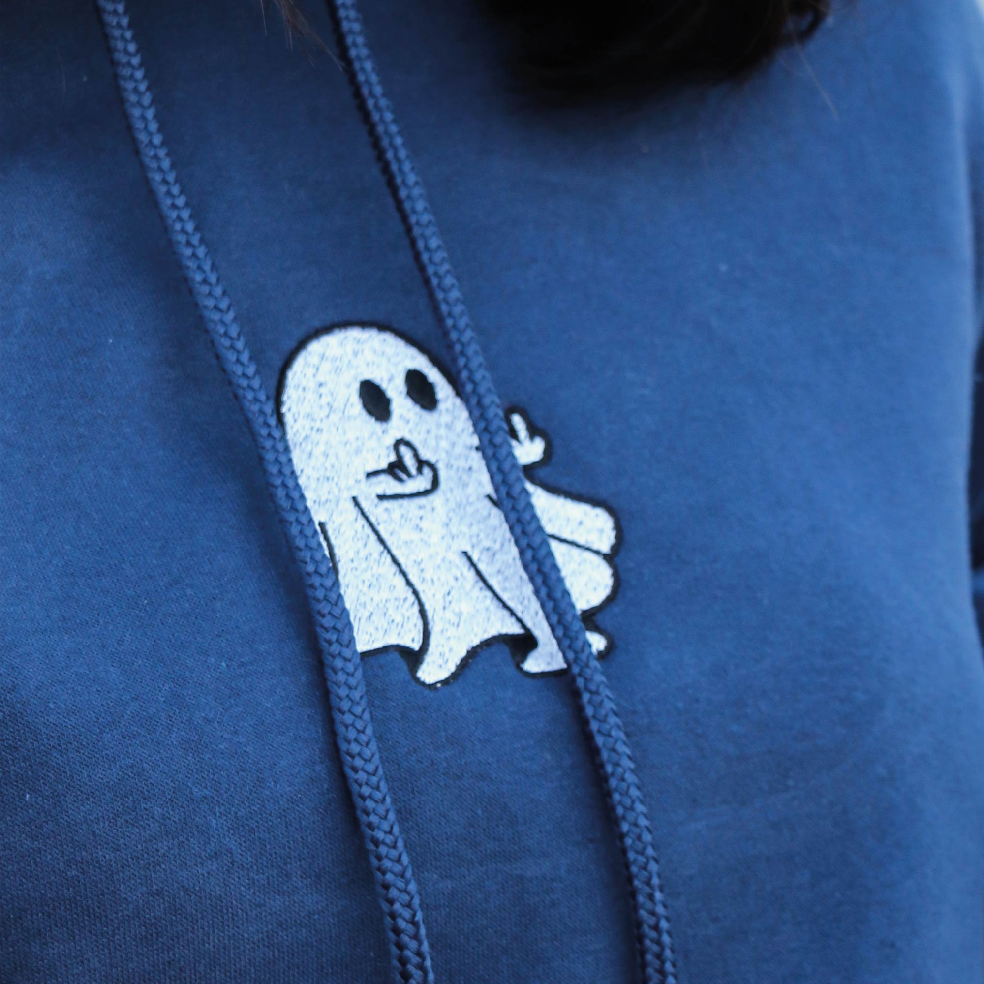 photo plan rapproché d'un coton ouaté à capuchon avec un fantome brodé au centre