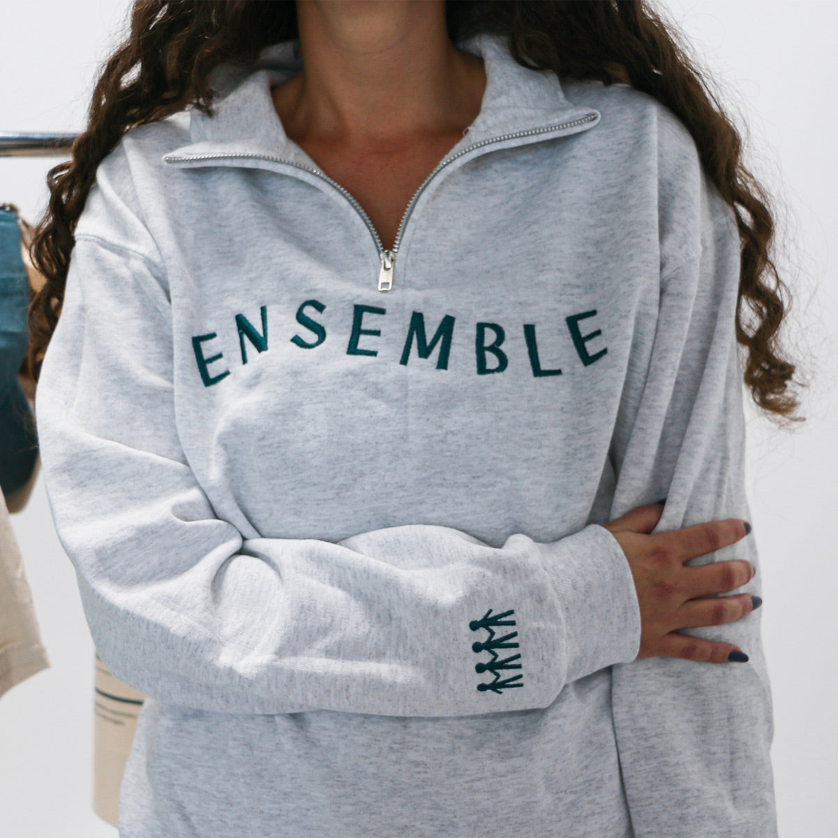 plan rapproché du chandail 1/4 zip Ensemble de Brodame X ACEE