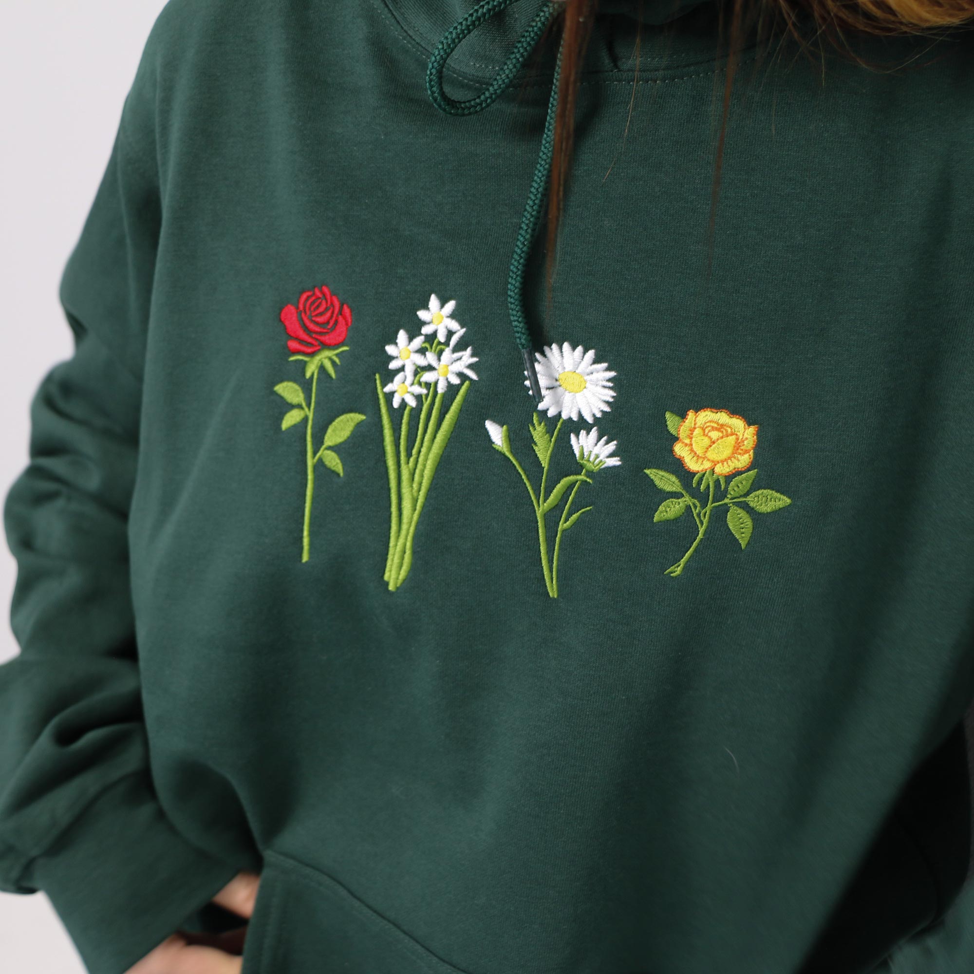 photo d'un plan rapproché d'un hoodie personnalisé vert forêt avec des fleurs de naissance
