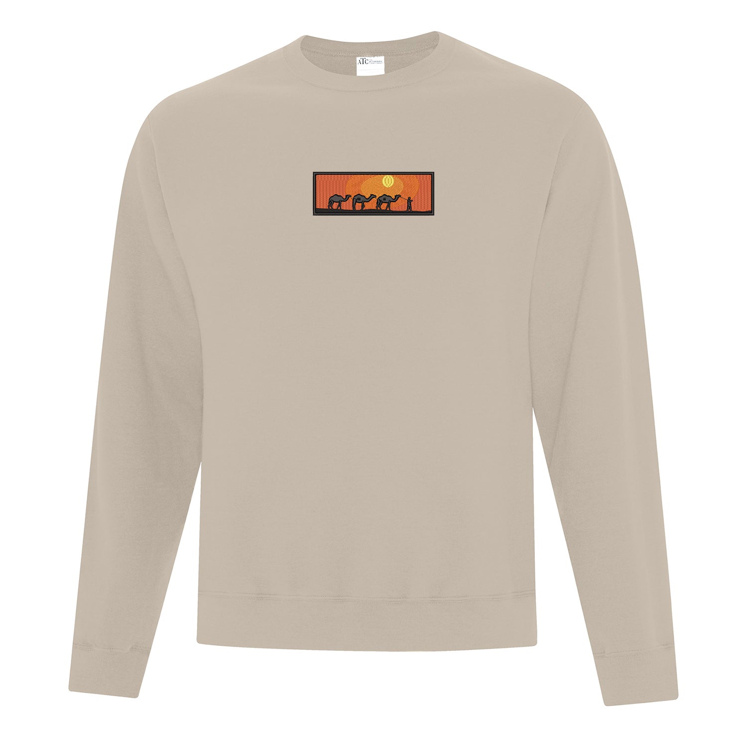 crewneck beige avec une broderie d'un coucher de soleil dans le desert avec des chameaux