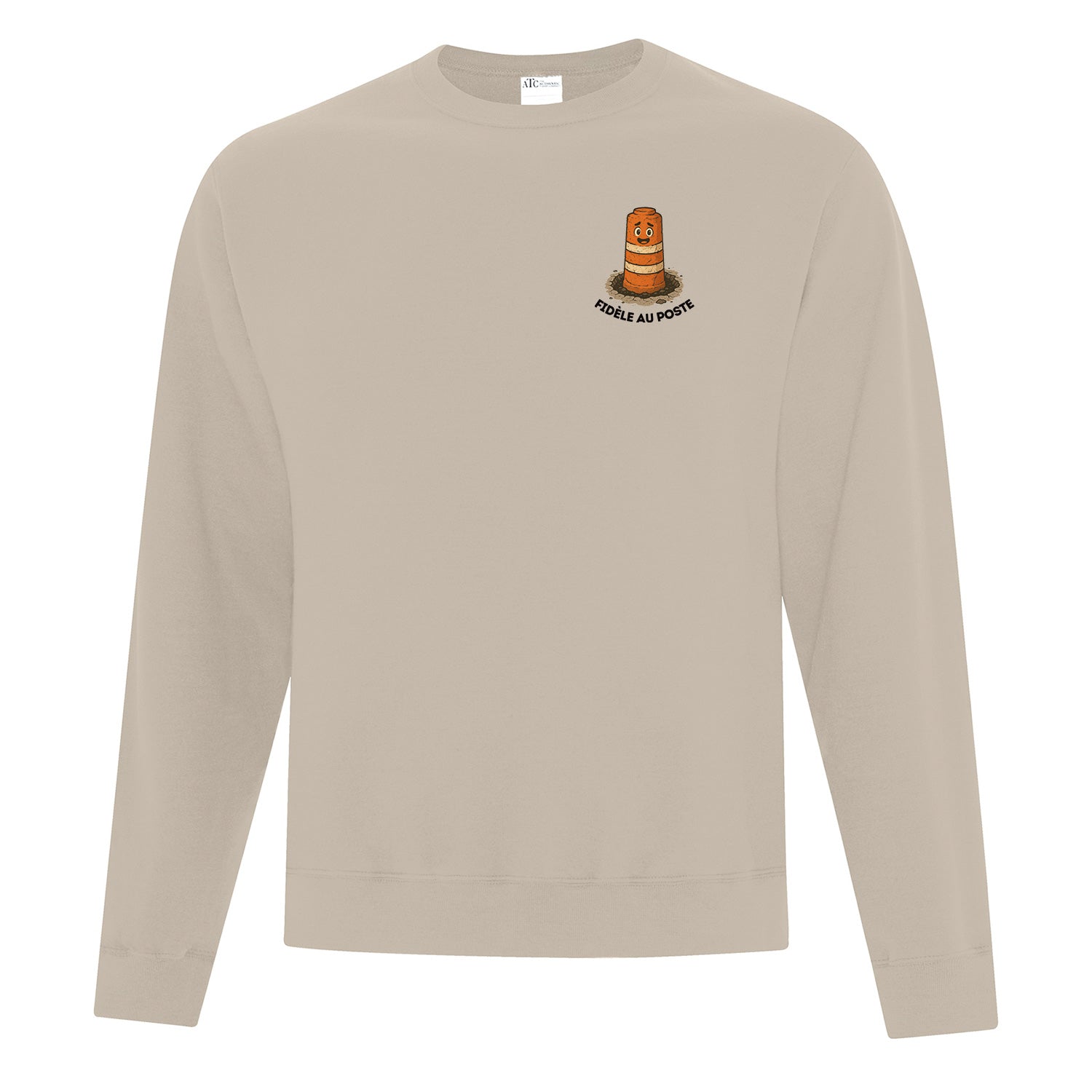 Crewneck beige avec impression "Fidèle au poste". Un cône orange avec un sourire qui se trouve dans un nid de poule et dans la boue, il semble un peu magané. L'impressions se trouve à l'avant du crewneck au coeur. L'écriture est noire. Collection d'expressions québécoises du 29 juin 2025.