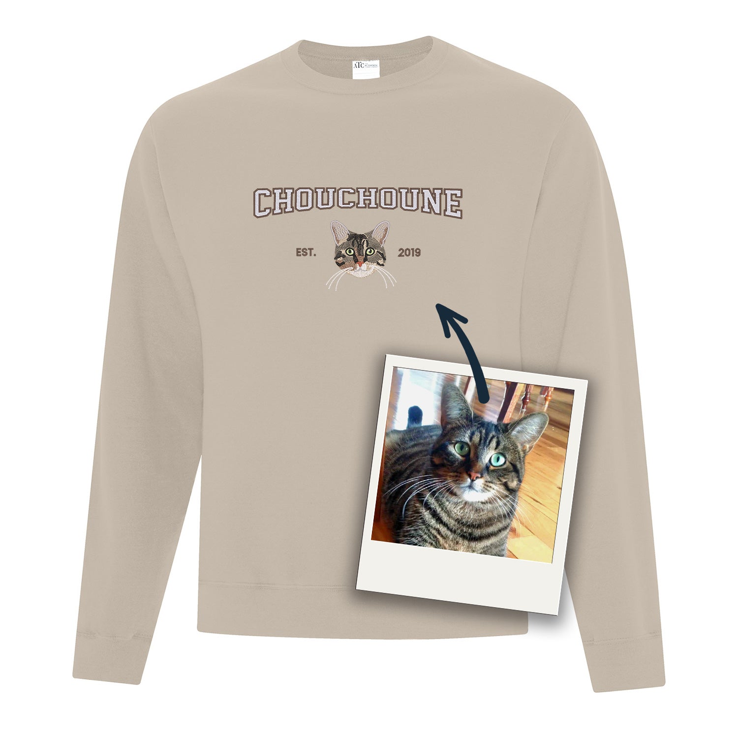 coton ouaté sans capuchon beige avec broderie personnalisée d'un portrait de chat avec son nom et année de naissance