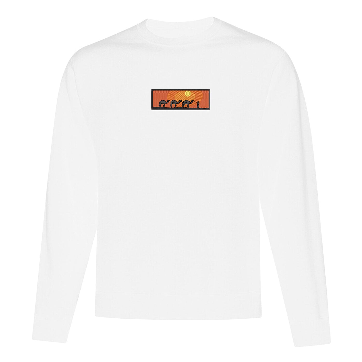 crewneck blanc avec une broderie d'un coucher de soleil dans le desert avec des chameaux