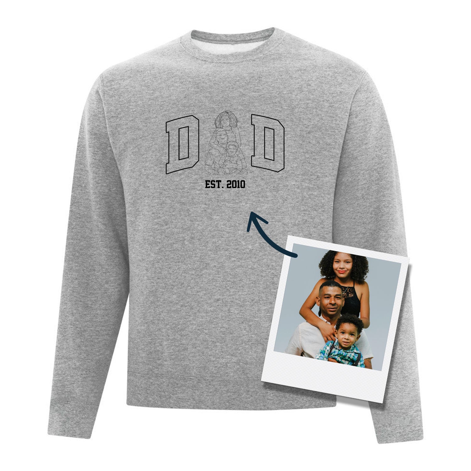 coton ouaté à col rond gris pâle avec une broderie personnalisée DAD avec une photo qui remplace le "A" ainsi que l'année où il est devenu papa