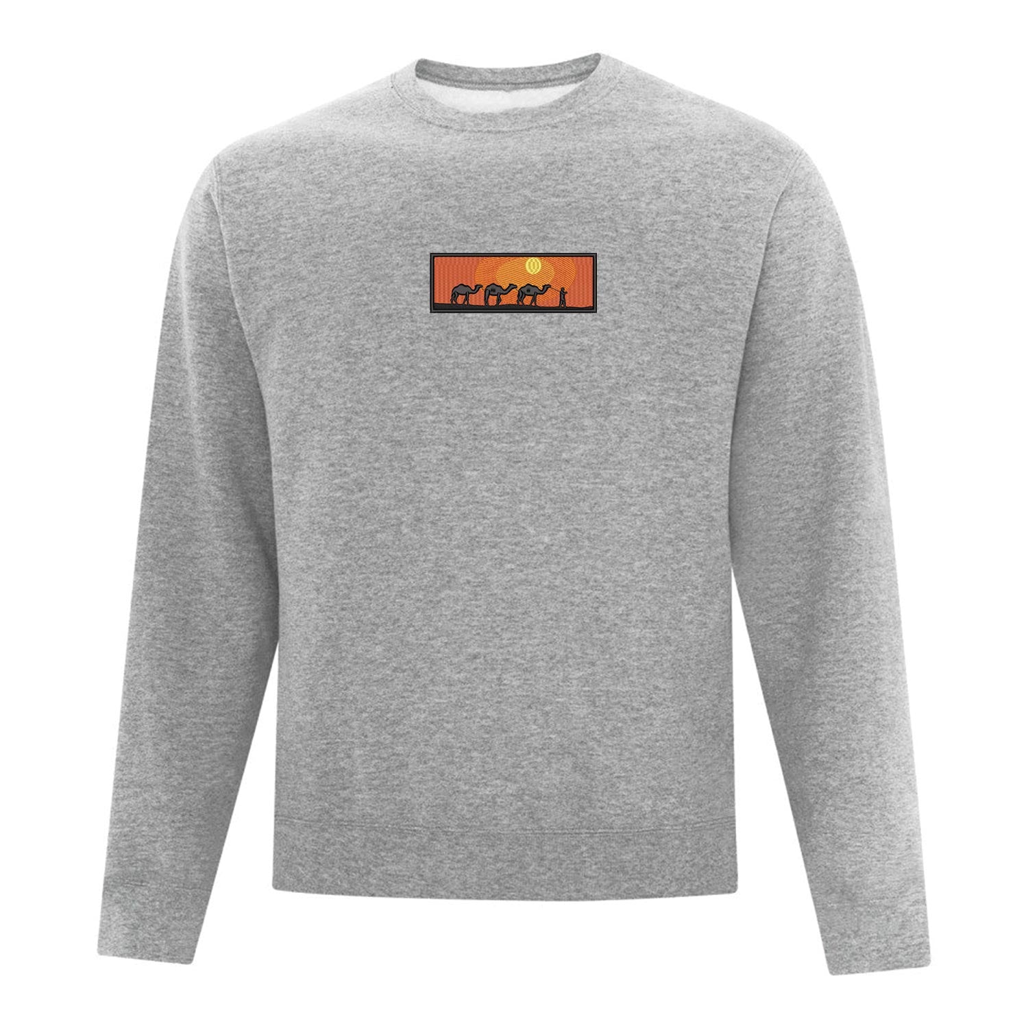 crewneck gris pâle avec une broderie d'un coucher de soleil dans le desert avec des chameaux