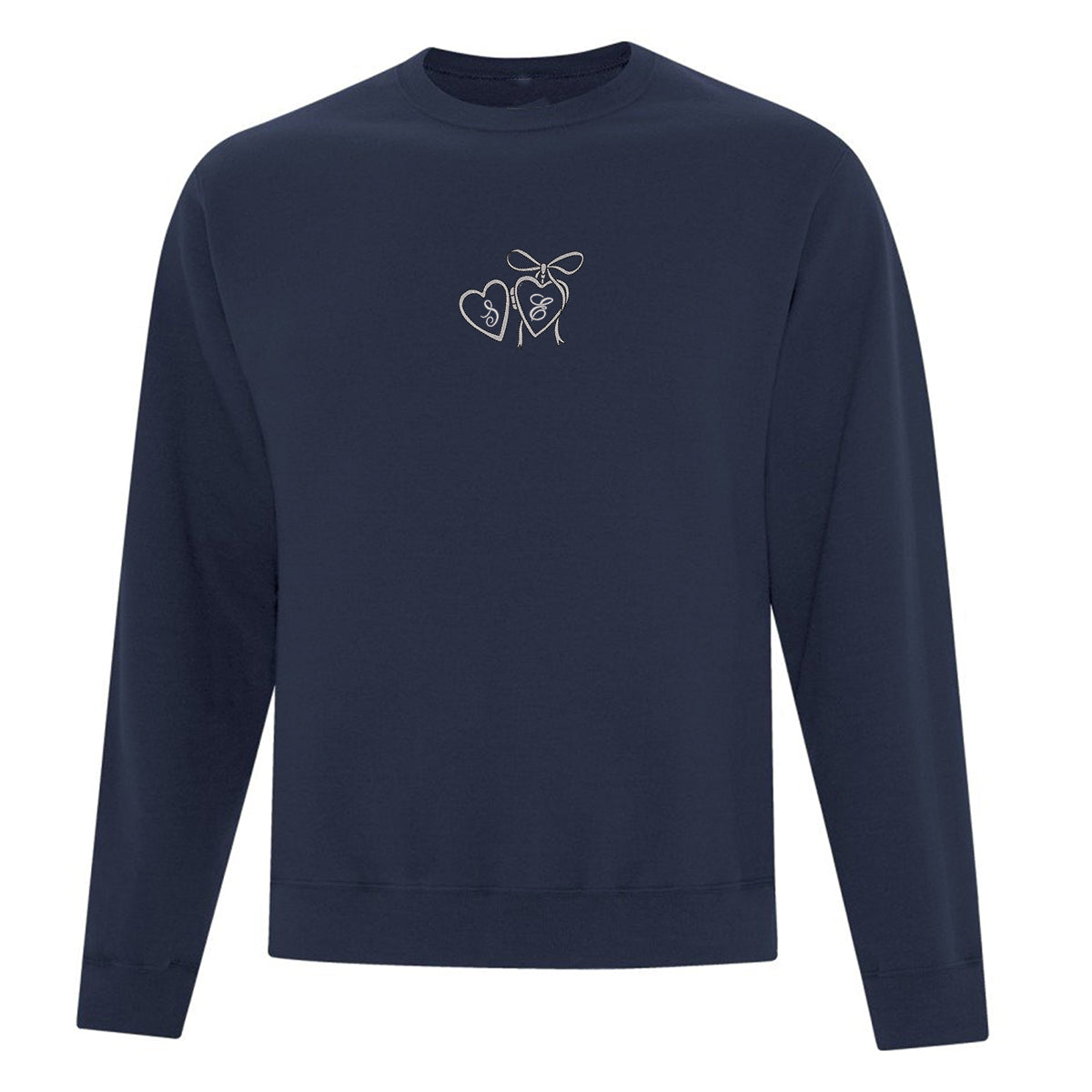 coton ouaté à col rond bleu marin sur fond blanc avec broderie de pendentif en forme de coeur argent et noir ayant des initiales brodées
