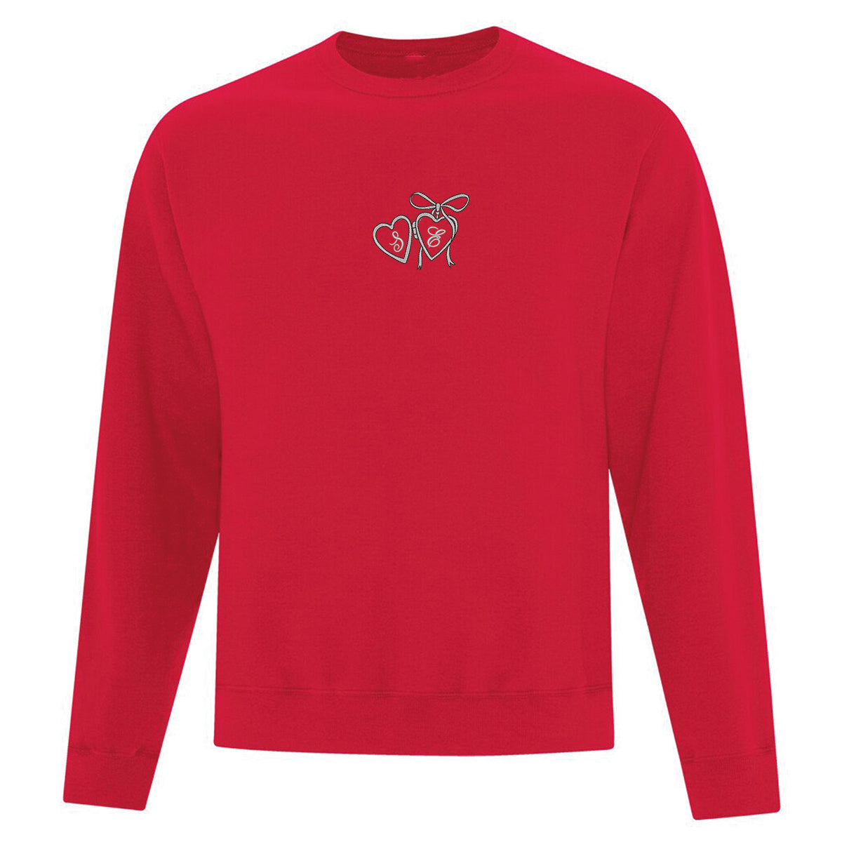 coton ouaté à col rond rouge sur fond blanc avec broderie de pendentif en forme de coeur argent et noir ayant des initiales brodées