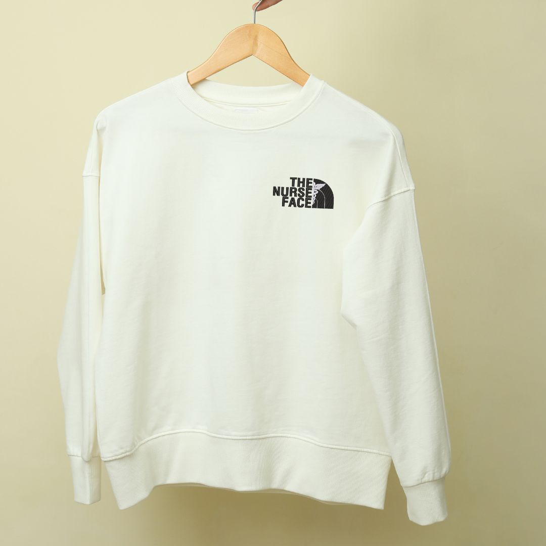 photo visuelle crewneck blanc avec broderie The Nurse Face au coeur en noir et blanc