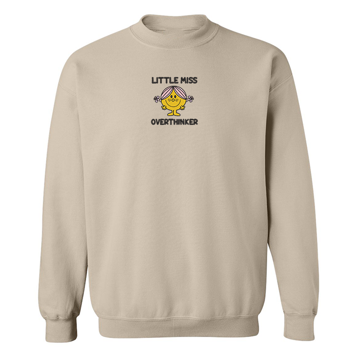 crewneck beige little miss overthinker brodé avec personnage animé mauve et jaune