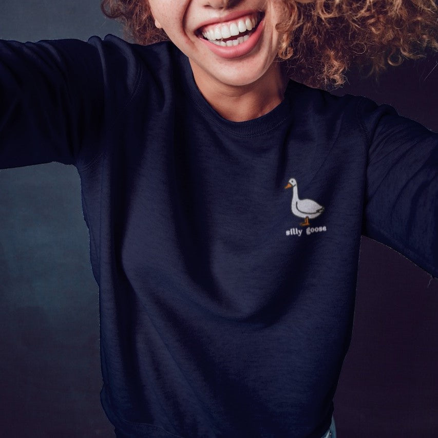 photo lifestyle d'une jeune femme portant un crewneck bleu marin avec un oie brodé silly goose