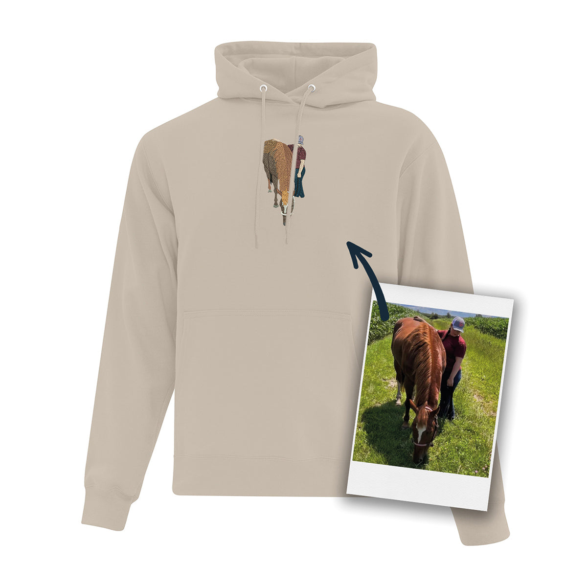 hoodie beige personnalisé avec un cheval et son maître brodé de façon réaliste à partir d'une photo