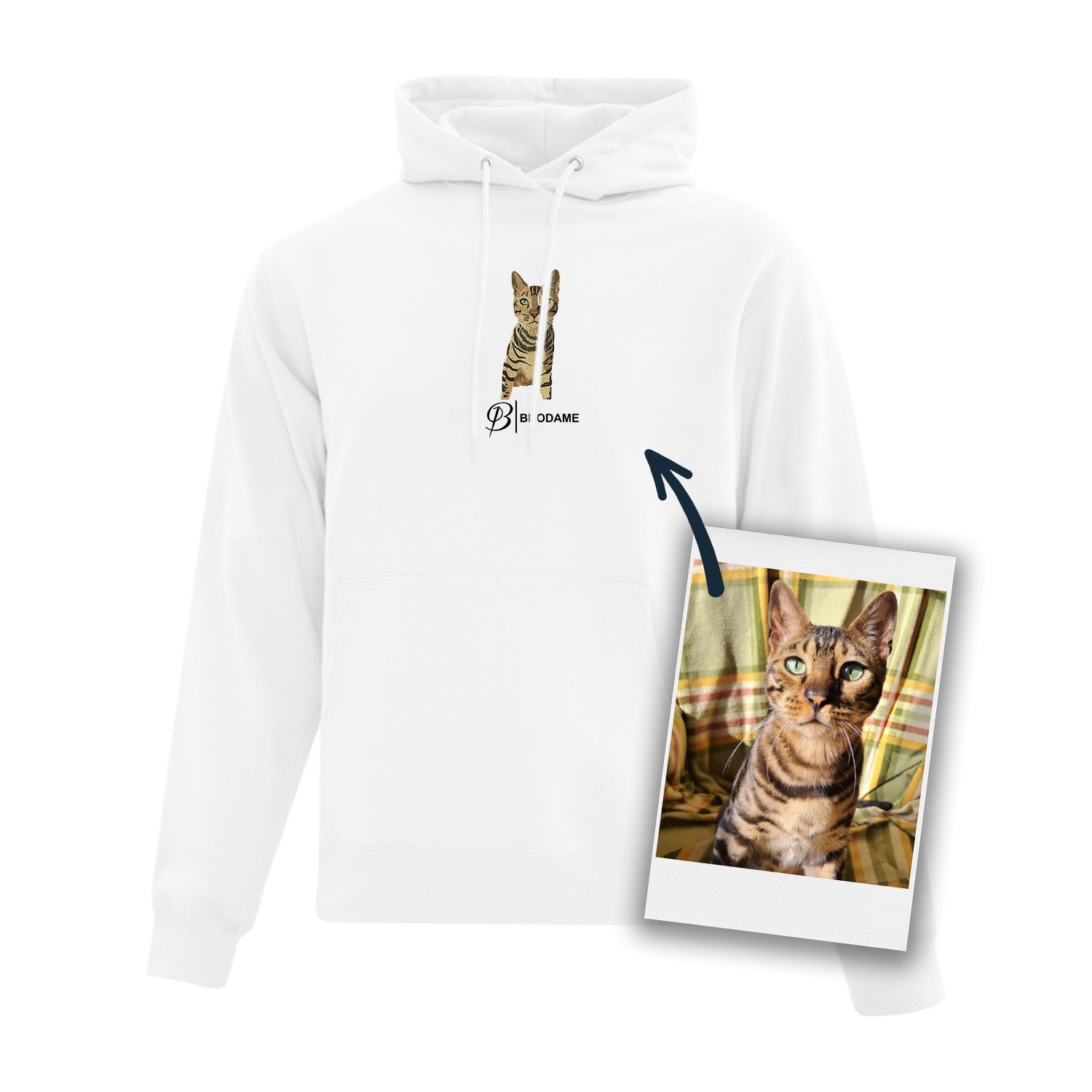 hoodie blanc personnalisé avec un chat brodé de façon réaliste à partir d'une photo accompagné du logo brodame en dessous en noir