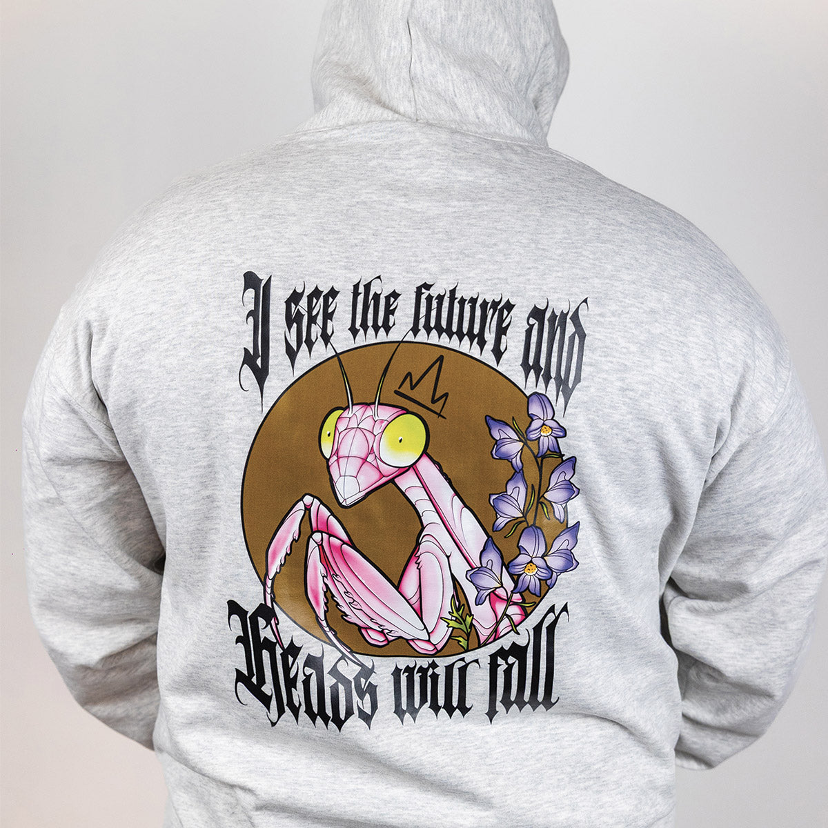 photo dos hoodie daphnée gris cendré artiste tatoueuse mante religieuse