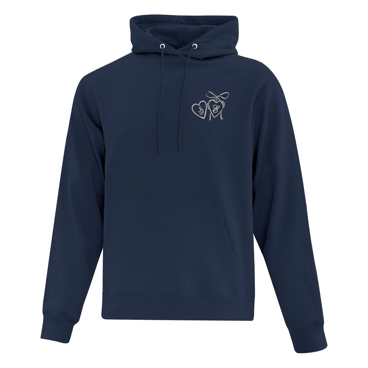 coton ouaté à capuchon bleu marin sur fond blanc avec broderie de pendentif en forme de coeur argent et noir ayant des initiales brodées