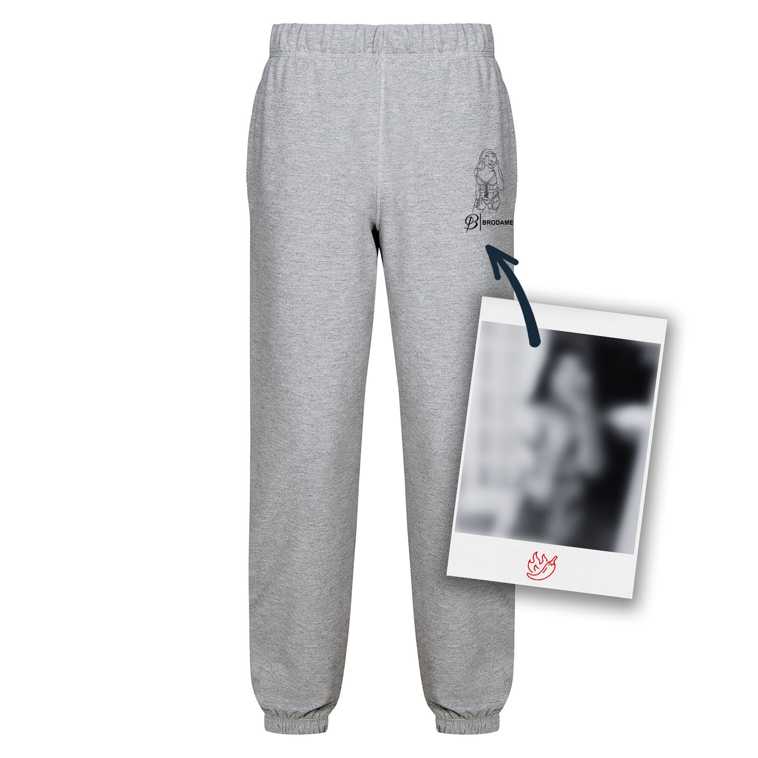 pantalons de jogging gris pâle avec une broderie d'une silhouette coquine sur la poche gauche avec le logo brodame en dessous