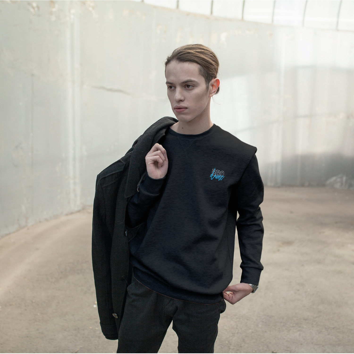 crewneck noir brodame cursive brodé au coeur en blanc et bleu