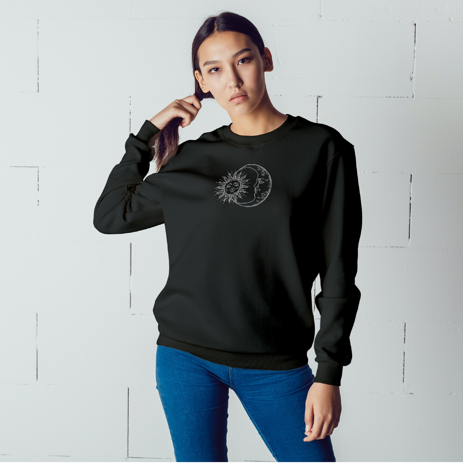 crewneck noir ayant une broderie de soleil et de lune de type minimaliste brodé au centre