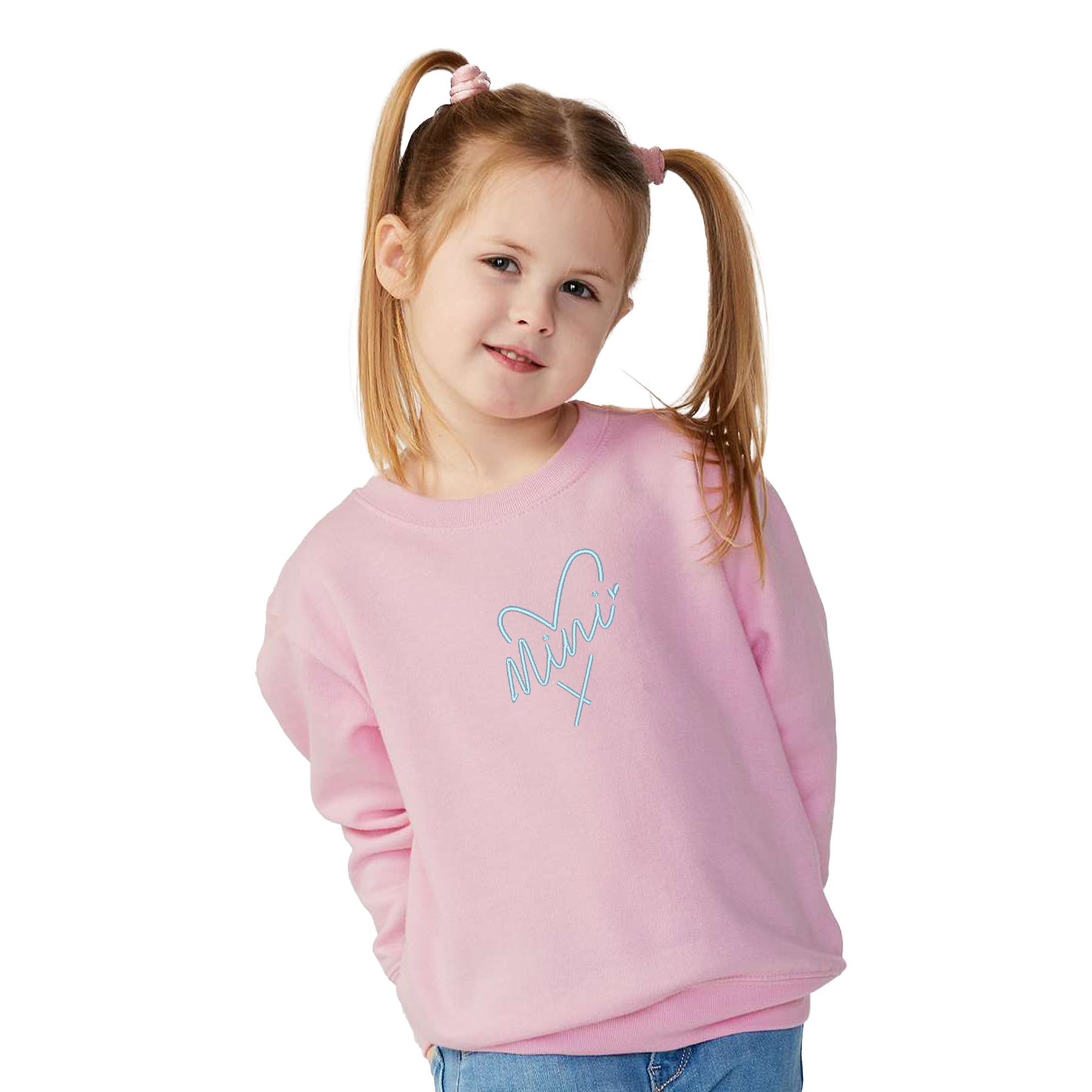 jeune petite fille portant un crewneck rose pâle avec broderie bleu pâle