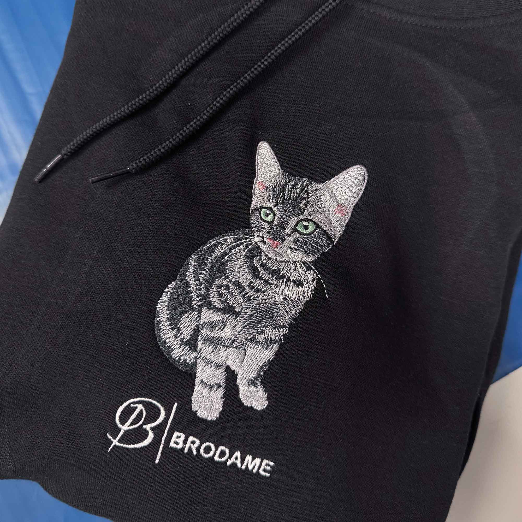 photo d'un plan rapproché d'un coton ouaté noir Brodame avec une broderie de chaton brodé façon réaliste sur le centre