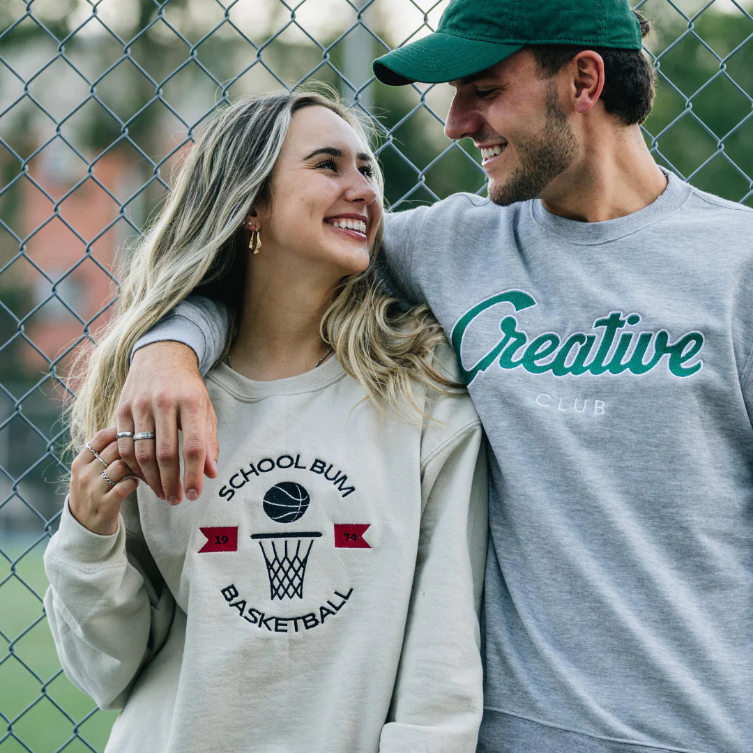 couple portant des chandails crewnecks brodé par brodame de la collection College