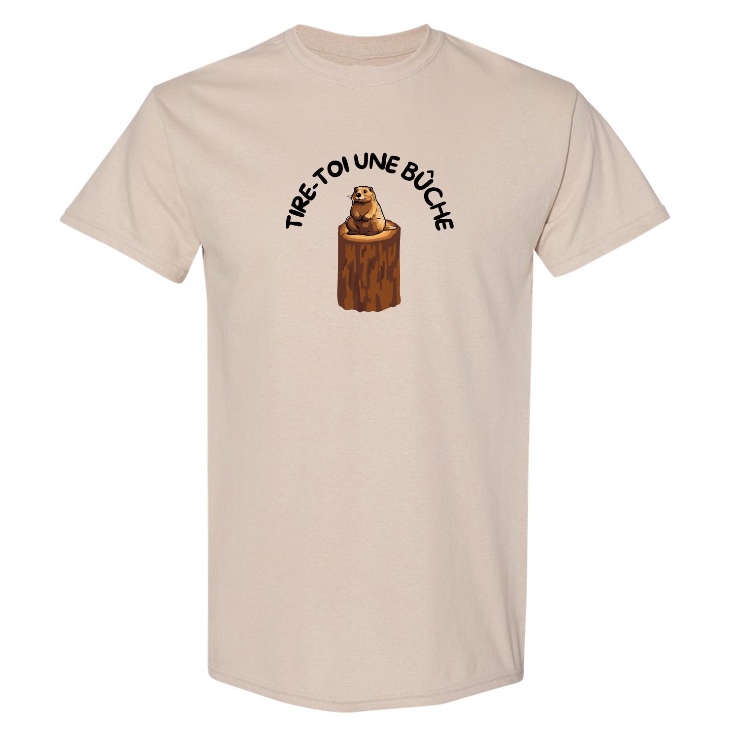 T-shirt beige "Tire-toi une bûche" imprimé. L'impression se trouve à l'avant du t-shirt et centrée sur celui-ci. L'expression est inscrite en demi-lune en haut du chandail en noir et il y a un dessin d'un castor assis sur une bûche de couleur brune. Fait partie de la collection d'expressions québécoises du 29 juin 2025.