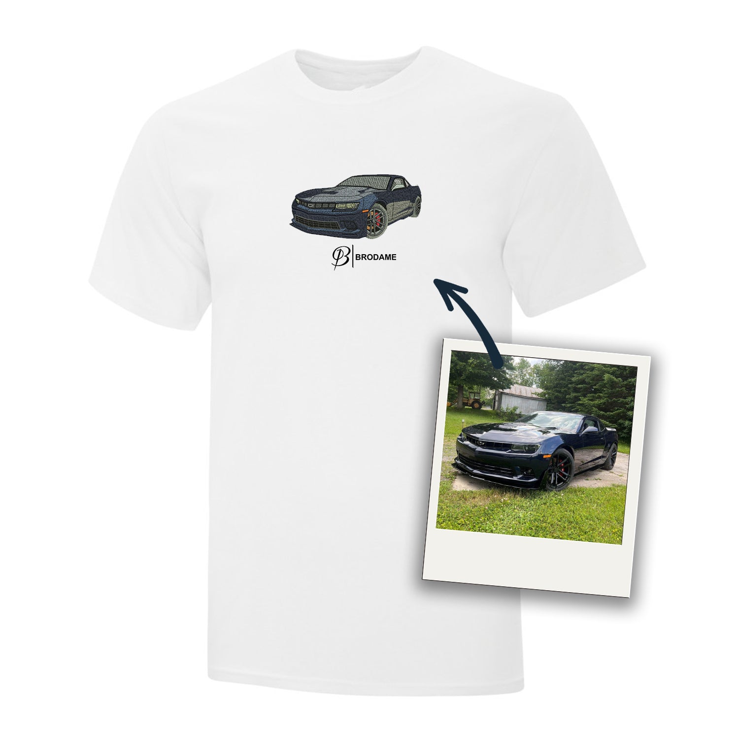 t-shirt blanc avec une dodge charger bleue foncée brodée de façon réaliste à partir d'une photo au centre avec le logo Brodame en-dessous