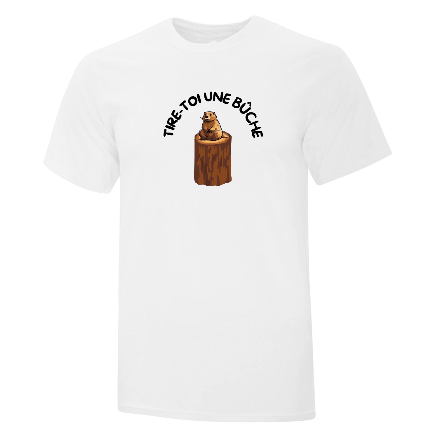 T-shirt blanc "Tire-toi une bûche" imprimé. L'impression se trouve à l'avant du t-shirt et centrée sur celui-ci. L'expression est inscrite en demi-lune en haut du chandail en noir et il y a un dessin d'un castor assis sur une bûche de couleur brune. Fait partie de la collection d'expressions québécoises du 29 juin 2025.