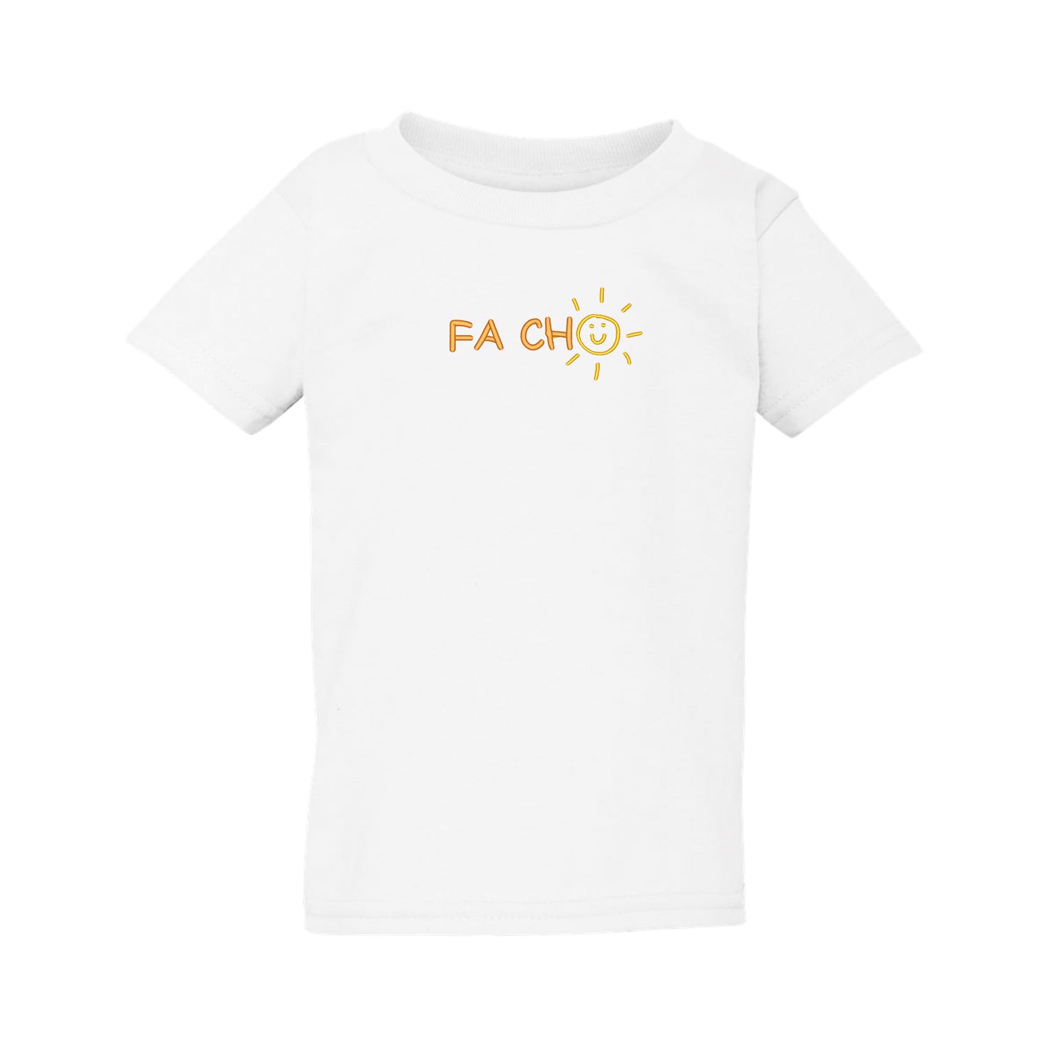 T-shirt blanc pour enfant brodé "Fa cho". La broderie se trouve centrée sur le chandail à l'avant. Les lettres "FA CH" sont brodés de couleur orange pâle et le "O" est un soleil avec un bonhomme sourire de couleur jaune. Collection d'expressions québécoises du 29 juin 2025.