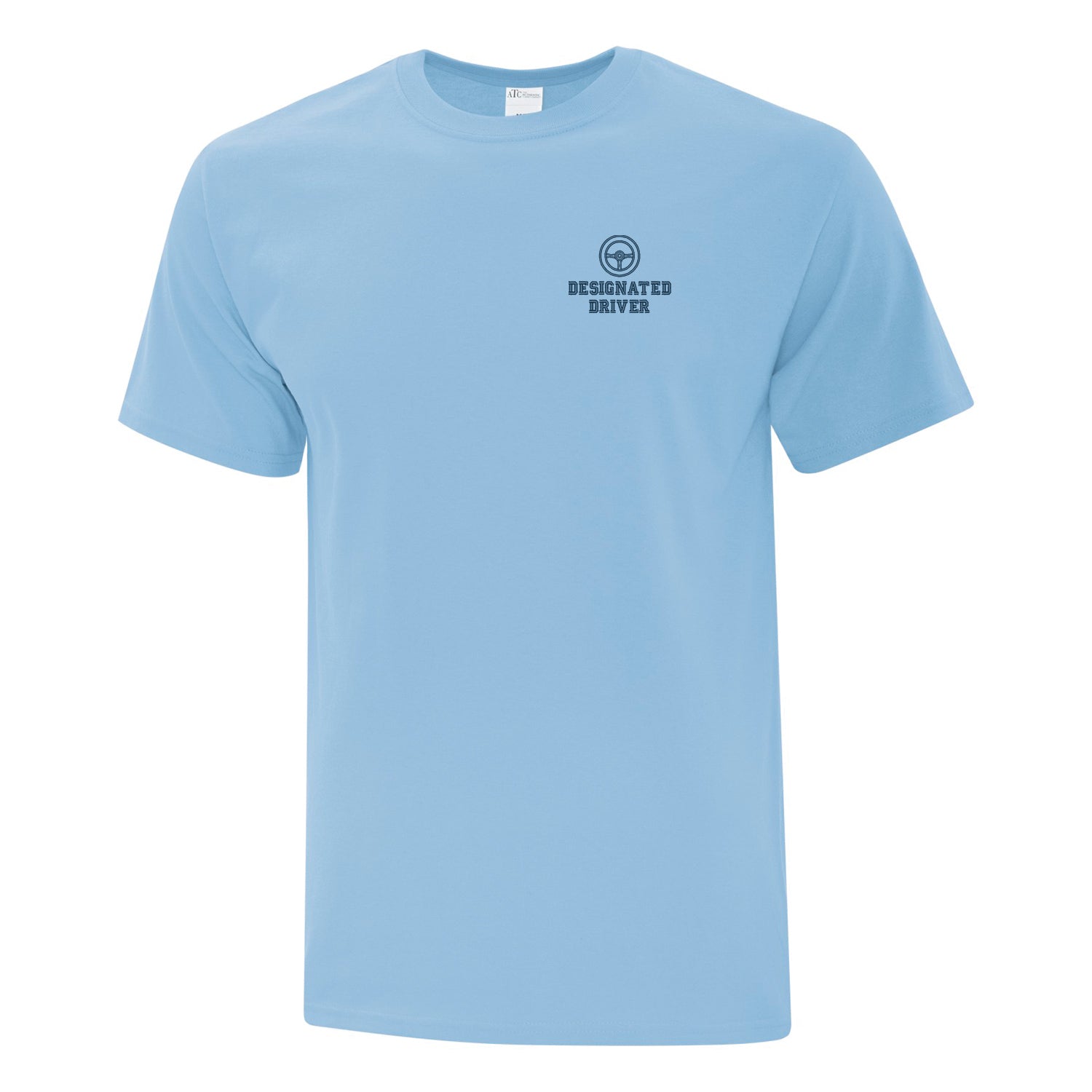 t-shirt bleu pâle à manches courtes avec une broderie "designated driver" et un volant de voiture au-dessus. La broderie est au coeur en bleu marin
