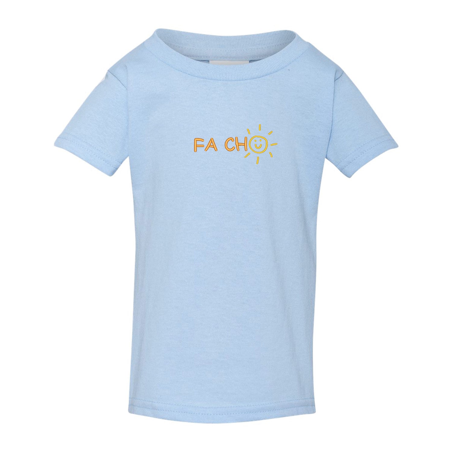 T-shirt bleu pâle pour enfant brodé "Fa cho". La broderie se trouve centrée sur le chandail à l'avant. Les lettres "FA CH" sont brodés de couleur orange pâle et le "O" est un soleil avec un bonhomme sourire de couleur jaune. Collection d'expressions québécoises du 29 juin 2025.