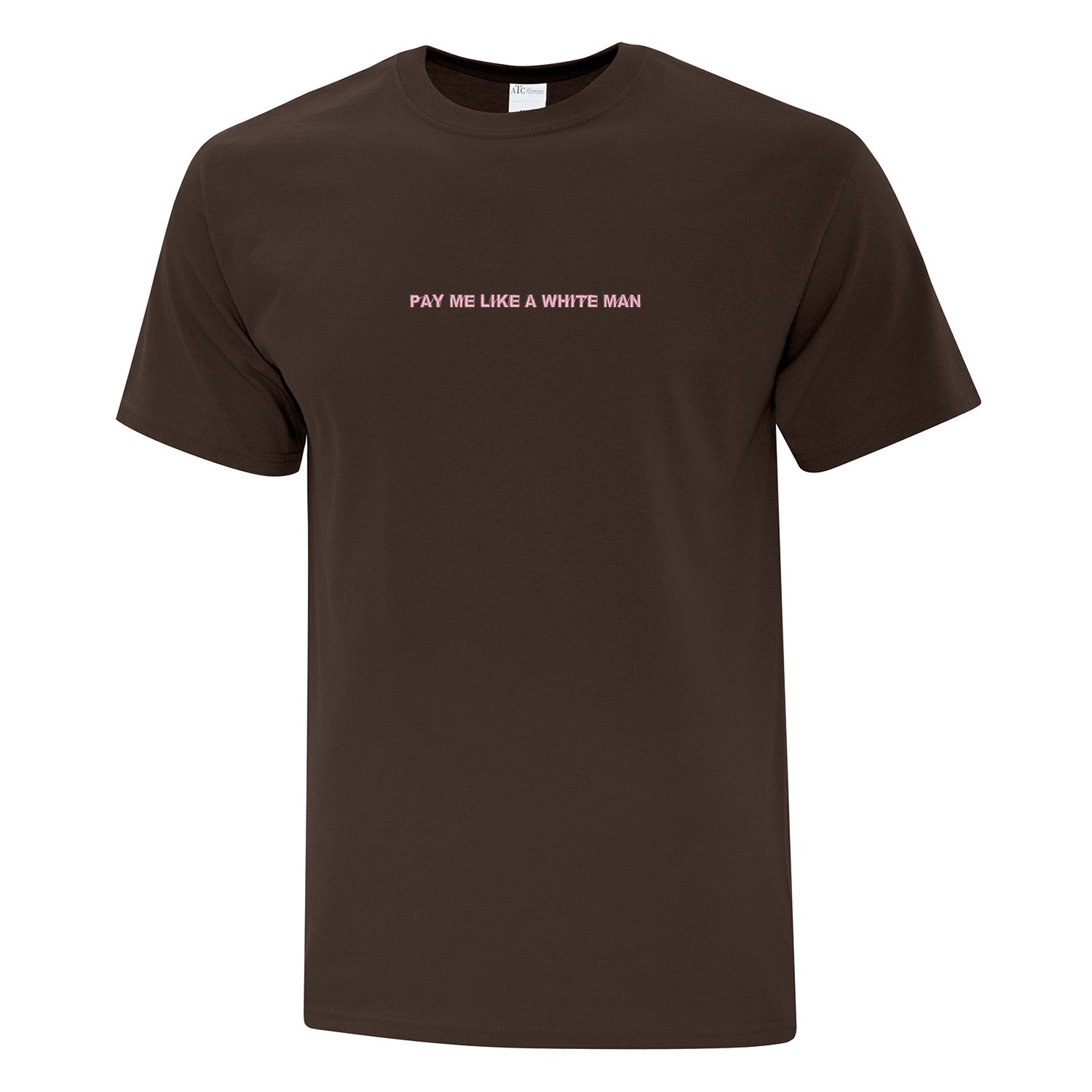t-shirt à manches courtes brun avec une broderie féministe écrit "pay me like a white man" en rose pâle