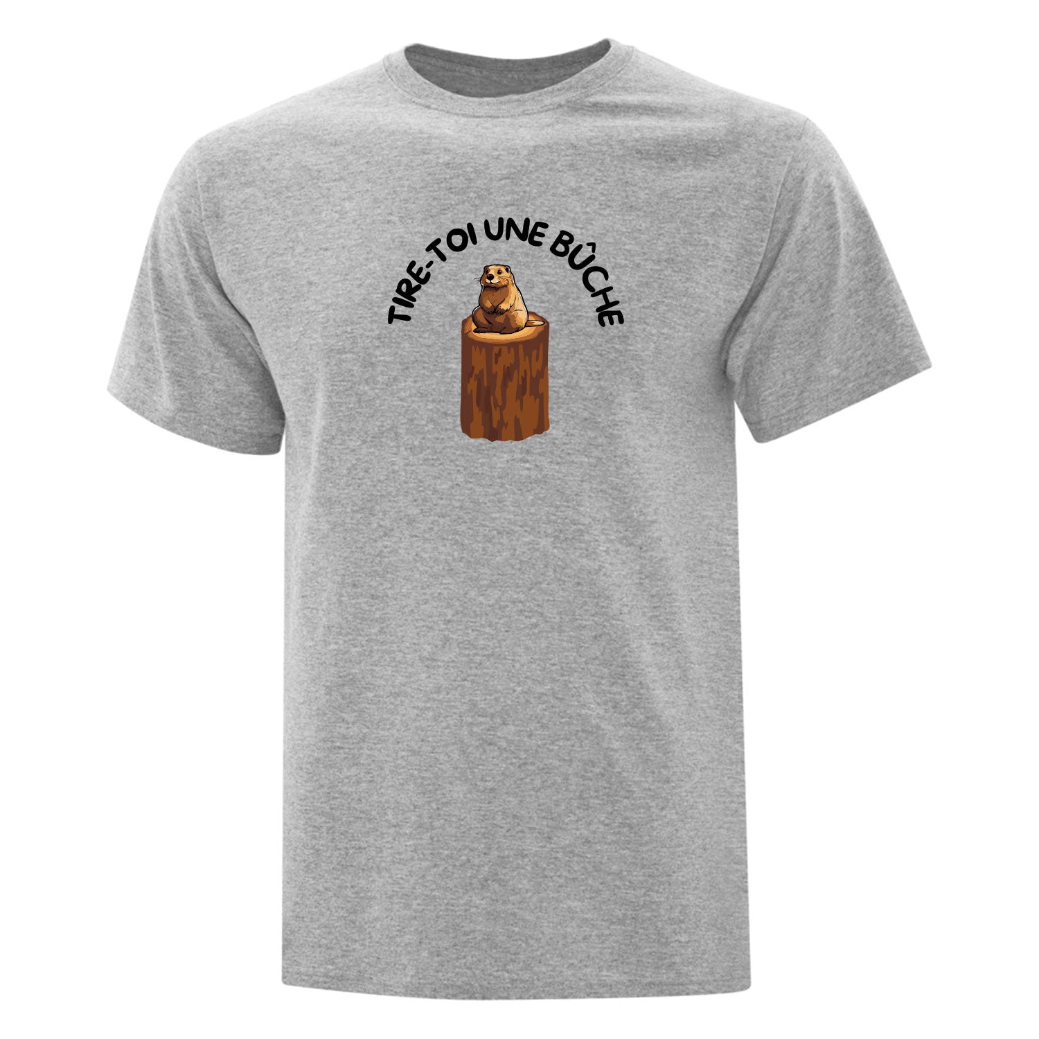 T-shirt gris pâle "Tire-toi une bûche" imprimé. L'impression se trouve à l'avant du t-shirt et centrée sur celui-ci. L'expression est inscrite en demi-lune en haut du chandail en noir et il y a un dessin d'un castor assis sur une bûche de couleur brune. Fait partie de la collection d'expressions québécoises du 29 juin 2025.