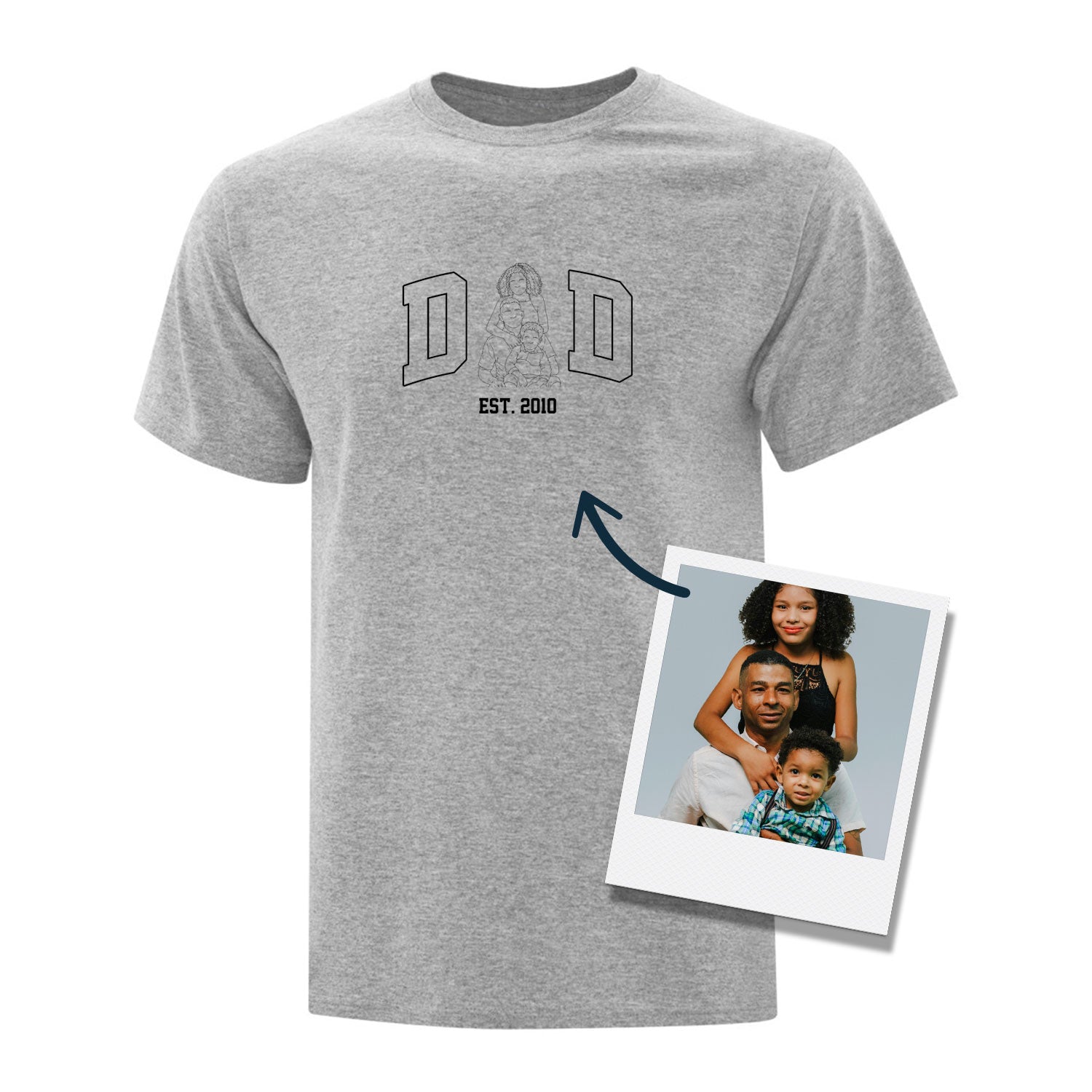 t-shirt à manche courtes gris pâle ayant une broderie noire. C'est le mot "DAD" avec un tracé de photo qui remplace le "A" avec l'année de naissance de l'ainé en dessous