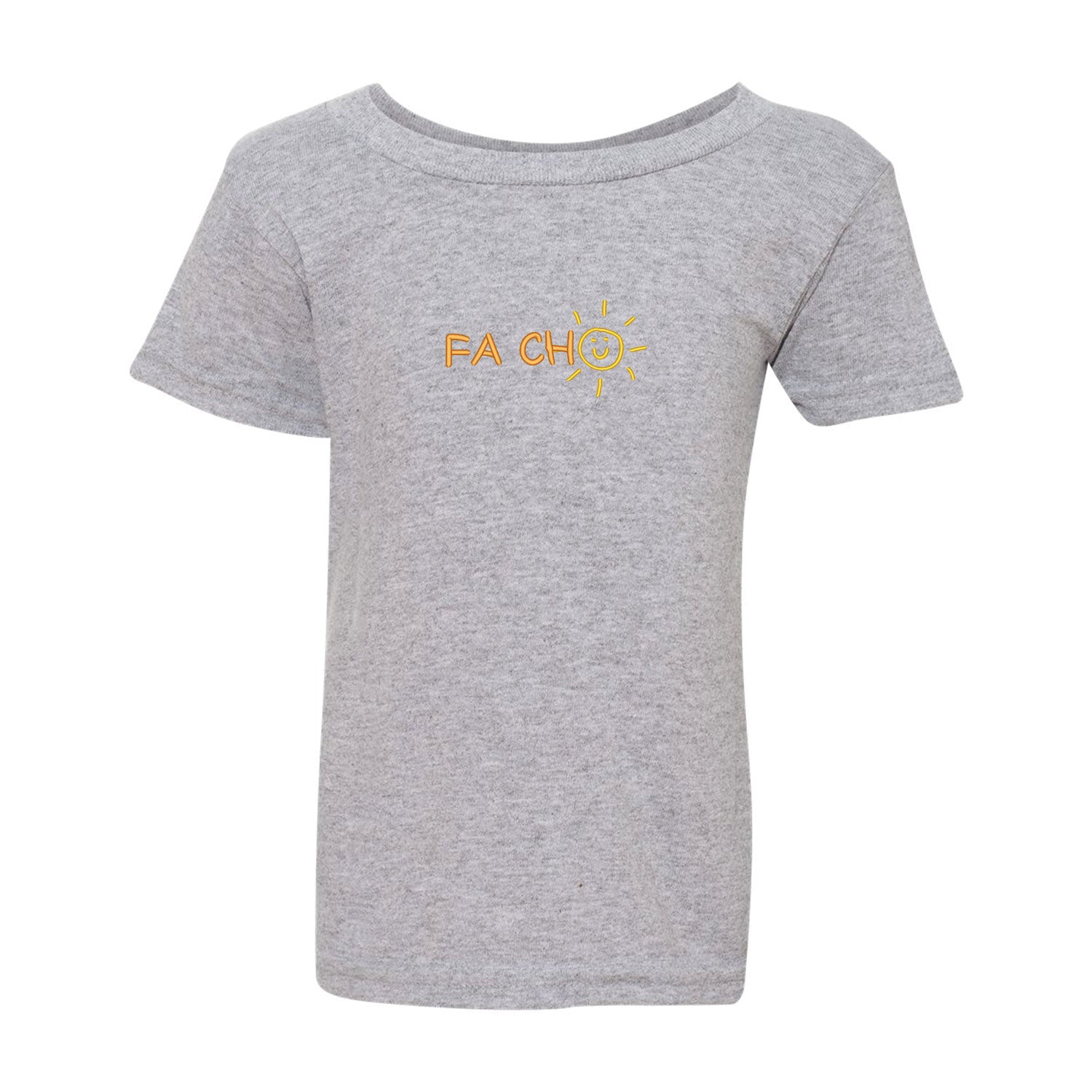 T-shirt gris pâle pour enfant brodé "Fa cho". La broderie se trouve centrée sur le chandail à l'avant. Les lettres "FA CH" sont brodés de couleur orange pâle et le "O" est un soleil avec un sourire de couleur jaune. Collection d'expressions québécoises du 29 juin 2025.