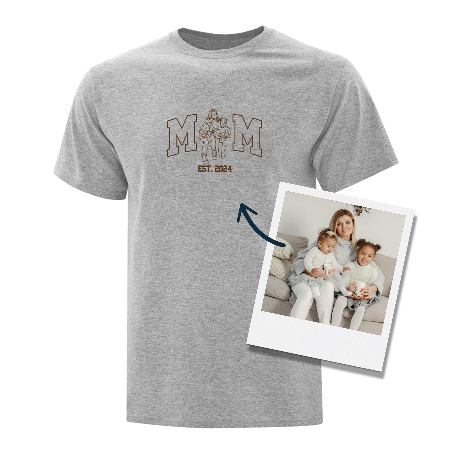 t-shirt manches courtes gris pâle avec broderie MOM brune et silhouette dessinée à partir d'une photo qui remplace le O