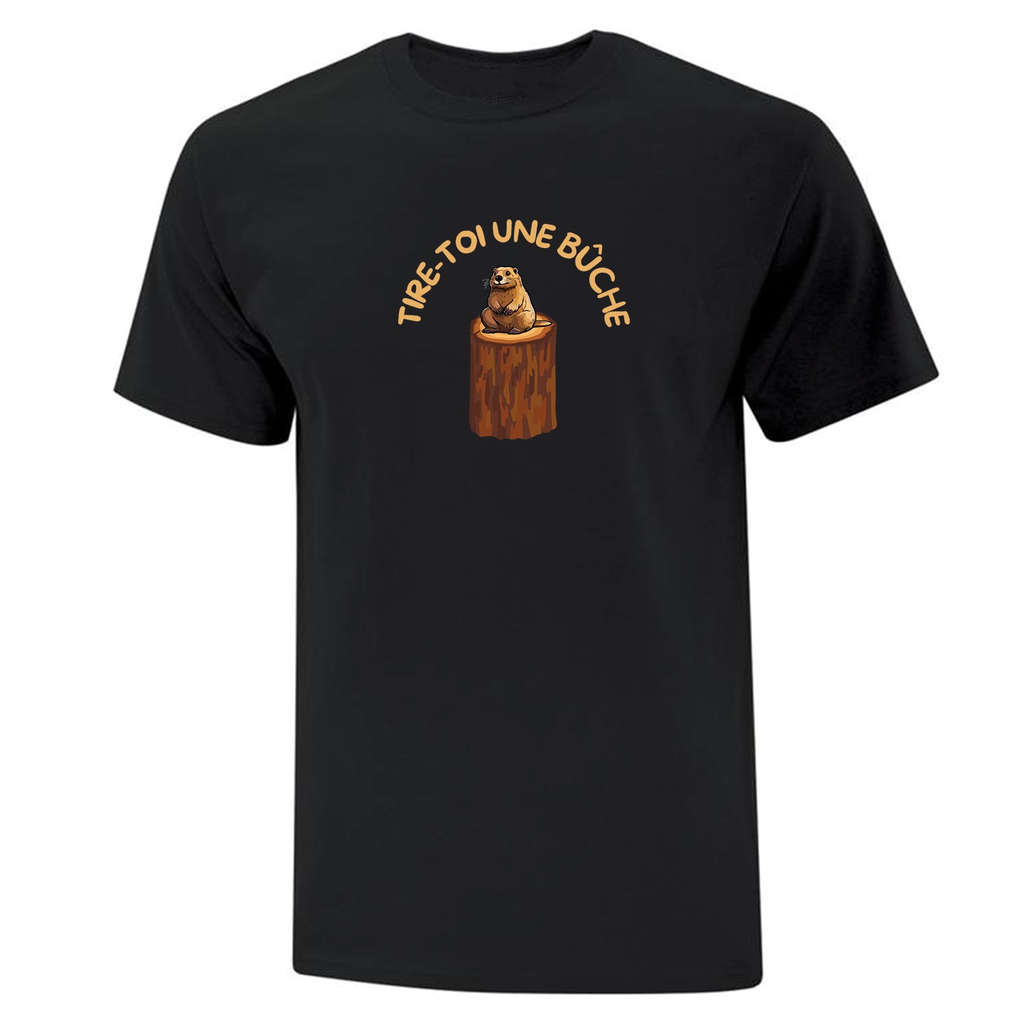 T-shirt noir "Tire-toi une bûche" imprimé. L'impression se trouve à l'avant du t-shirt et centrée sur celui-ci. L'expression est inscrite en demi-lune en haut du chandail en beige et il y a un dessin d'un castor assis sur une bûche de couleur brune. Fait partie de la collection d'expressions québécoises du 29 juin 2025.